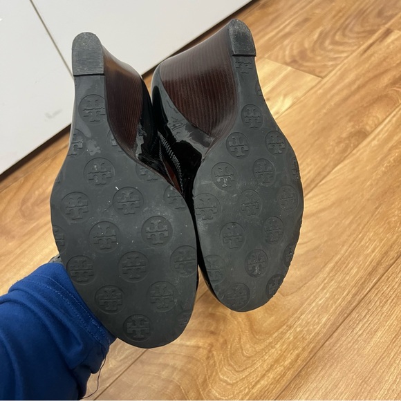 Tory Burch Patent Leather Wedges – Size 8.5 – Classic Logo Medallion - Picture 7 of 9